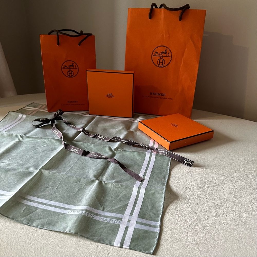 Hermès - Scarf Gavroche Sage White Pinstripe Box & Bag